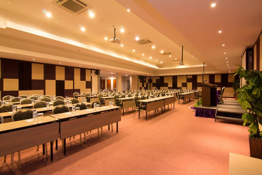 Kuta Central Park Hotel Экстерьер фото