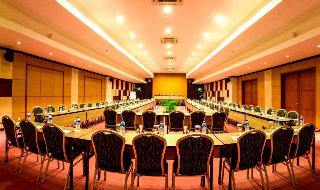 Kuta Central Park Hotel Экстерьер фото